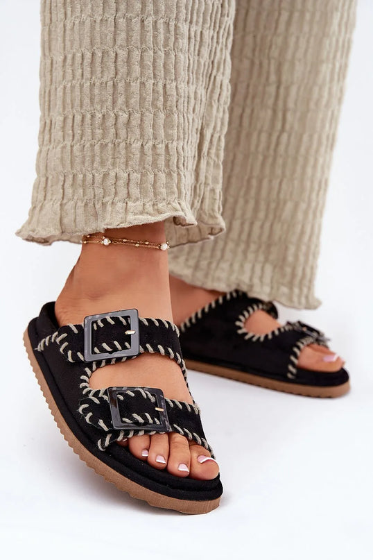 Sandales noires bohème-chic avec coutures artisanales et boucles ajustables, inspirées de l'artisanat brésilien et idéales pour un style décontracté évoquant l'énergie des plages de Rio et des marchés brésiliens.