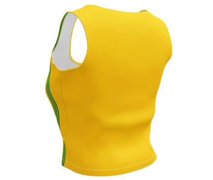 Haut sans manches jaune inspiré du Brésil avec des bandes vertes sur le côté, évoquant l'esprit sportif, la culture et la fierté nationale brésilienne.