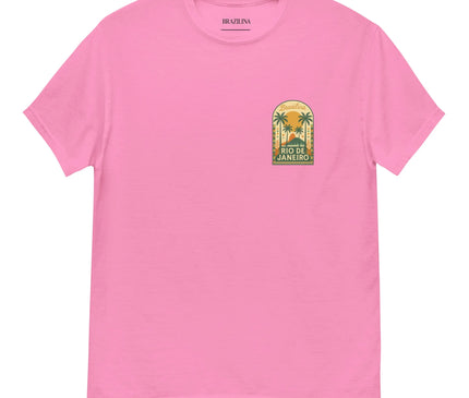 T-shirt rose avec un design inspiré de Rio de Janeiro, arborant un motif tropical avec des palmiers et le texte 'Rio de Janeiro' en hommage à l'ambiance ensoleillée et festive du Brésil. Parfait pour un style détendu et élégant évoquant la nature luxuriante et les plages paradisiaques de cette destination emblématique.