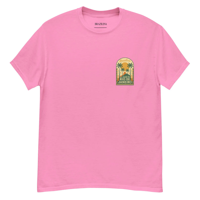 T-shirt rose avec un design inspiré de Rio de Janeiro, arborant un motif tropical avec des palmiers et le texte 'Rio de Janeiro' en hommage à l'ambiance ensoleillée et festive du Brésil. Parfait pour un style détendu et élégant évoquant la nature luxuriante et les plages paradisiaques de cette destination emblématique.