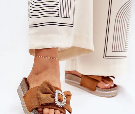Sandales platform brésiliennes avec plateforme tressée et finition artisanale, ornées d'un nœud élégant et d'une boucle glamour. Idéales pour un style tropical et chic, parfaites pour les plages ou soirées estivales.