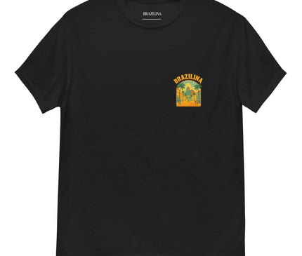 T-shirt noir avec un design tropical inspiré du Brésil, mettant en avant des palmiers et des plages en jaune et vert avec l'inscription 'Brazilina' en arrondi, capturant l'énergie festive et ensoleillée de la culture brésilienne.