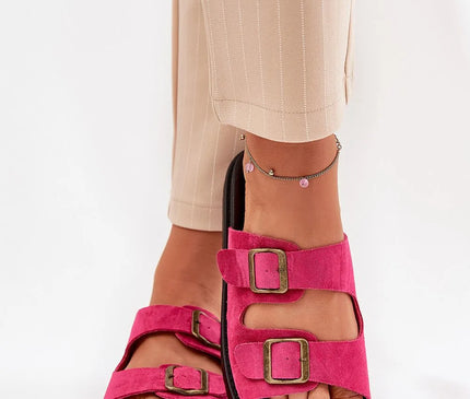 Sandales à double boucle roses, au design décontracté et chic, mettant en avant l'élégance artisanale et le style vibrant inspirés de la culture brésilienne, idéales pour un look estival confortable et tendance.