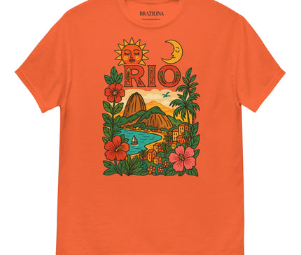 T-shirt orange avec un design vibrant inspiré de la culture et des paysages de Rio de Janeiro, mettant en avant les montagnes du Pain de Sucre, les plages, les maisons colorées, des fleurs tropicales, un soleil souriant et une lune, célébrant l'énergie et la beauté brésilienne.