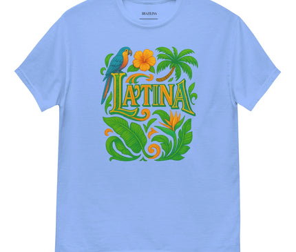 T-shirt bleu clair avec motif tropical inspiré du Brésil, incluant un perroquet coloré, des feuilles luxuriantes, une fleur orange et des palmiers. Design vibrant célébrant la flore, la faune et l'esprit festif brésilien, parfait pour ajouter une touche exotique et culturelle à une tenue.