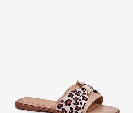 Claquettes classiques pour femmes à talon plat, en cuir artificiel beige, ornées d'un élégant nœud imprimé léopard à l'avant, parfaites pour les tenues estivales comme les robes, jupes et shorts. Hauteur de talon 1 cm, offrant confort et légèreté.