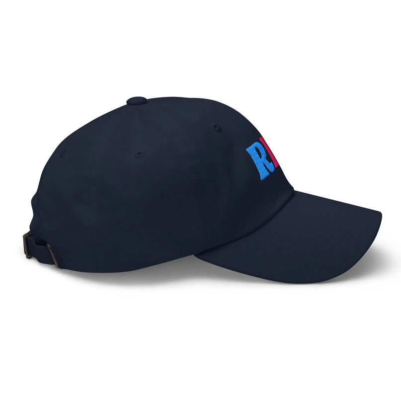 Casquette bleue marine avec broderie colorée RIO, inspirée de l'énergie festive et des couleurs vibrantes du Brésil, évoquant les carnavals brésiliens et l'atmosphère chaleureuse de Rio de Janeiro. Accessoire mode célébrant la culture brésilienne et l'exotisme.
