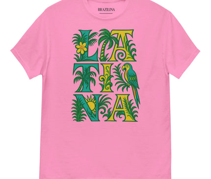 T-shirt rose avec un design vibrant inspiré du Brésil, mettant en avant des motifs tropicaux tels que des feuilles de palmier, un perroquet vert et jaune, et un soleil, créant une ambiance festive et chaleureuse. Le mot 'LATINA' est inscrit en grandes lettres décorées, reflétant l'énergie et la richesse culturelle tropicale brésilienne.