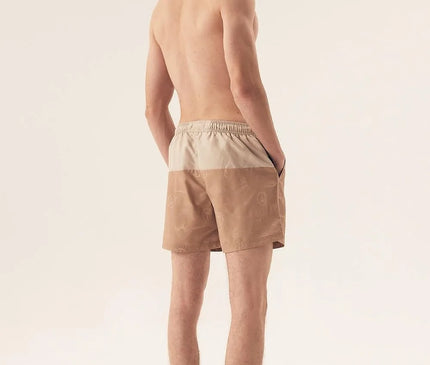 Short de bain inspiré de l'esprit tropical du Brésil avec des motifs subtils évoquant la nature luxuriante, conçu pour un style décontracté et élégant. Idéal pour une promenade en bord de mer ou une journée détente, ce vêtement confortable incarne la culture ensoleillée et festive brésilienne.