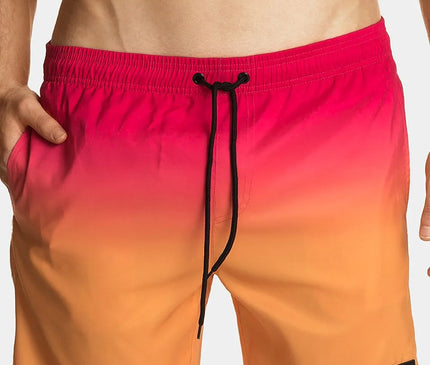 Short de bain homme dégradé rose et orange, s'inspirant de l'ambiance festive et décontractée du Brésil. Idéal pour la plage, le surf ou une tenue estivale, avec cordon noir réglable et design moderne évoquant les paysages de Copacabana et Ipanema.