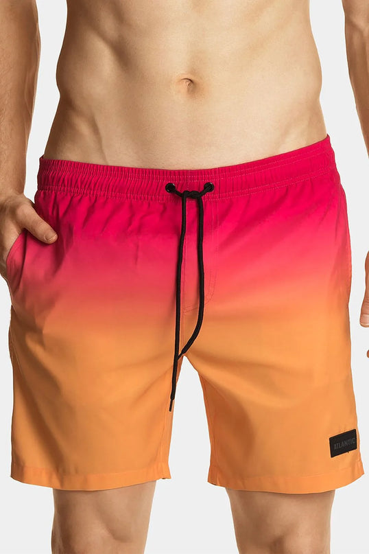 Short de bain homme dégradé rose et orange, s'inspirant de l'ambiance festive et décontractée du Brésil. Idéal pour la plage, le surf ou une tenue estivale, avec cordon noir réglable et design moderne évoquant les paysages de Copacabana et Ipanema.
