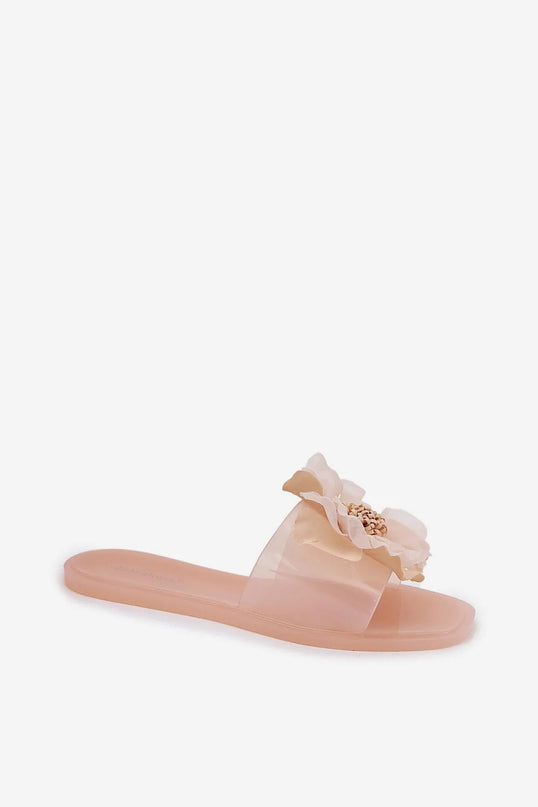 Sandales glamour d'inspiration brésilienne, de couleur rose pâle, ornées d'une fleur exotique luxueuse sur la bride transparente. Idéales pour un style estival et élégant, parfaites pour les promenades sous le soleil ou les soirées en bord de mer.