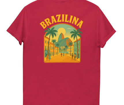 T-shirt rouge avec un design vibrant inspiré du Brésil. Illustration au dos représentant une rue avec palmiers, bâtiments colorés et le Pain de Sucre sous un soleil lumineux. Mot 'Brazilina' en lettres jaunes pour un style tropical et festif, évoquant la culture et la chaleur brésiliennes.