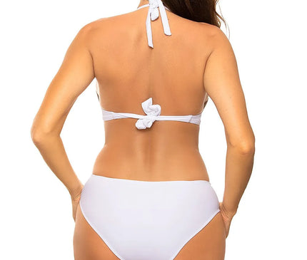 Vue de dos d'un maillot de bain une-pièce blanc, inspiré du style brésilien avec découpes raffinées, mettant en valeur l'élégance des plages de Copacabana. Ce modèle célèbre le style tropical, confort et sensualité, idéal pour une journée ensoleillée.