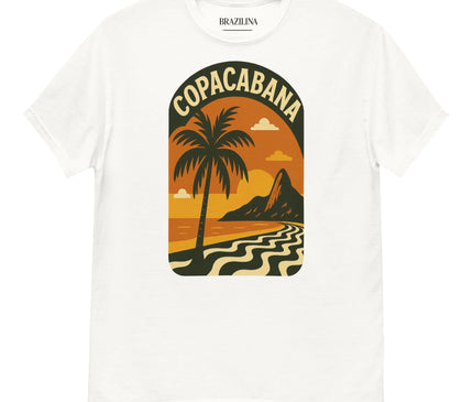 T-shirt blanc avec un design de Copacabana représentant un palmier, un coucher de soleil, une montagne emblématique et des motifs ondulés inspirés du trottoir conçu par Burle Marx à Rio de Janeiro. Ce vêtement reflète l'énergie vibrante et le style tropical unique de la culture brésilienne.