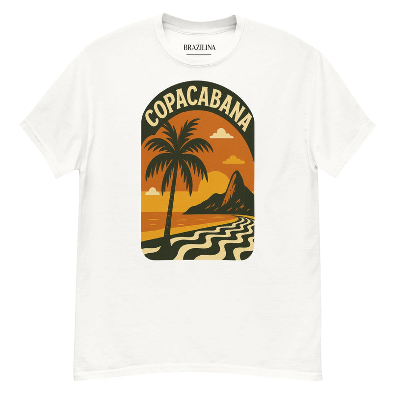 T-shirt blanc avec un design de Copacabana représentant un palmier, un coucher de soleil, une montagne emblématique et des motifs ondulés inspirés du trottoir conçu par Burle Marx à Rio de Janeiro. Ce vêtement reflète l'énergie vibrante et le style tropical unique de la culture brésilienne.