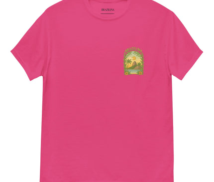 T-shirt rose vibrant avec design inspiré du Brésil, mettant en avant des éléments tropicaux comme des palmiers, un coucher de soleil, des feuilles luxuriantes et une ambiance de plage, reflétant la nature et la culture brésiliennes. Idéal pour un style relax et chaleureux.