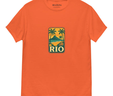 T-shirt orange avec un design tropical inspiré de Rio de Janeiro, représentant des palmiers, des fleurs, la silhouette de la montagne du Pain de Sucre et le mot 'RIO'. Ce vêtement capture l'énergie festive et les paysages paradisiaques du Brésil.