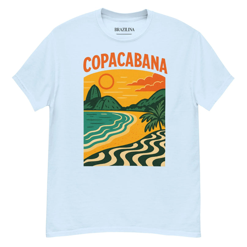 T-shirt blanc avec illustration colorée représentant la plage de Copacabana au Brésil, comprenant un coucher de soleil, des collines, des palmiers, la mer et les motifs ondulés iconiques de la promenade, évoquant l'énergie tropicale et la culture vibrante de Rio de Janeiro.