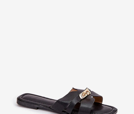 Sandales noires minimalistes inspirées du style brésilien, avec des lanières entrecroisées et un détail doré raffiné, parfaites pour un look décontracté et élégant, idéales pour la plage ou les rues animées de Rio.