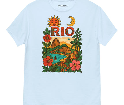 T-shirt blanc inspiré de la culture brésilienne avec une illustration colorée représentant les montagnes du Pain de Sucre, les plages, les maisons typiques de Rio de Janeiro entourées de fleurs tropicales, un soleil et une lune. Design vibrant célébrant l'énergie et la beauté naturelle du Brésil.