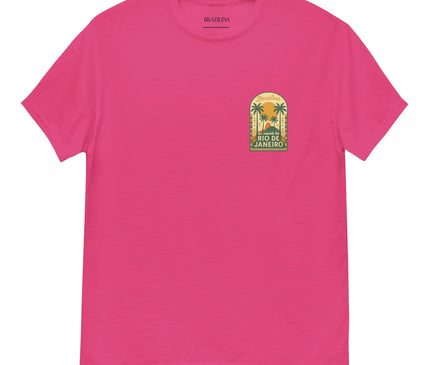 T-shirt rose inspiration brésilienne Rio de Janeiro, motif avec palmiers, design tropical évoquant les plages et l'énergie festive du Brésil, style détendu et élégant, hommage à la nature et aux paysages paradisiaques.