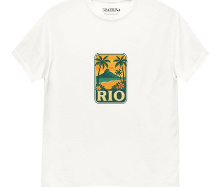 T-shirt blanc au design tropical inspiré de Rio de Janeiro, avec un imprimé représentant des palmiers, une montagne évoquant le Pain de Sucre, un coucher de soleil et des fleurs, célébrant le style de vie brésilien joyeux et chaleureux.