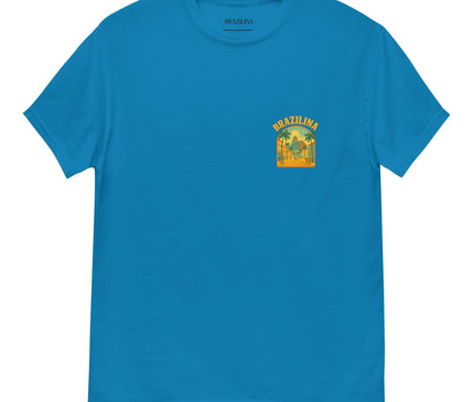 T-shirt bleu avec un design tropical inspiré du Brésil, comportant des palmiers, des plages et l'inscription 'Brazilina' en jaune au-dessus d'une illustration ensoleillée, reflétant l'esprit festif et chaleureux de la culture brésilienne.