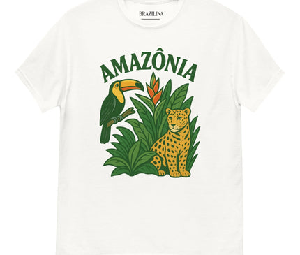 T-shirt blanc avec un design coloré représentant un toucan perché et un jaguar assis parmi une végétation dense de l'Amazonie. Le texte 'Amazônia' inscrit en vert sur le haut du motif célèbre la biodiversité et la culture brésilienne tout en sensibilisant à la préservation de la forêt amazonienne.