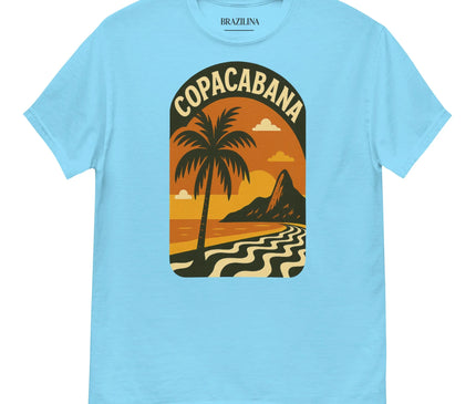 T-shirt bleu avec un design inspiré de Copacabana, mettant en avant un palmier noir, les montagnes emblématiques de Rio de Janeiro et des motifs ondulés évoquant le célèbre trottoir conçu par Burle Marx. Illustration aux tons orange et jaune, rappelant l'énergie tropicale et chaleureuse du Brésil.