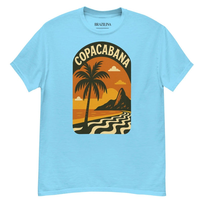 T-shirt bleu avec un design inspiré de Copacabana, mettant en avant un palmier noir, les montagnes emblématiques de Rio de Janeiro et des motifs ondulés évoquant le célèbre trottoir conçu par Burle Marx. Illustration aux tons orange et jaune, rappelant l'énergie tropicale et chaleureuse du Brésil.