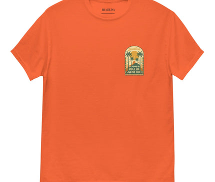 T-shirt orange au design inspiré de Rio de Janeiro, featuring un motif tropical avec des palmiers et une mention 'Rio de Janeiro'. Ce modèle célèbre la vibrance du Brésil en évoquant l'énergie ensoleillée, l'esprit festif et les paysages paradisiaques emblématiques de la culture brésilienne.
