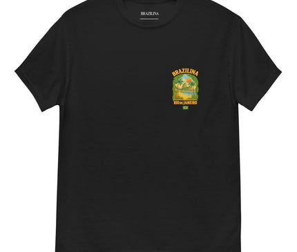 T-shirt noir Brazilina avec un imprimé évoquant l'ambiance tropicale de Rio de Janeiro, incluant des palmiers, un coucher de soleil et un paysage exotique. Un vêtement décontracté inspiré de la culture brésilienne, parfait pour afficher un style vibrant et chaleureux.
