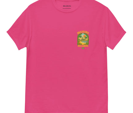 T-shirt rose vibrant avec un imprimé tropical représentant Rio de Janeiro, incluant des palmiers, un coucher de soleil doré et un paysage exotique. Design évoquant l'esprit festif et chaleureux du Brésil, parfait pour un style décontracté inspiré par la culture brésilienne.