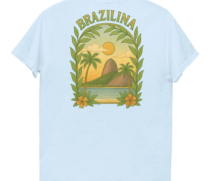 T-shirt au design brésilien avec une illustration tropicale représentant des palmiers, un coucher de soleil, des feuilles luxuriantes, et une montagne emblématique du Brésil, accompagné du mot 'Brazilina' en lettres stylisées sur un fond bleu clair.