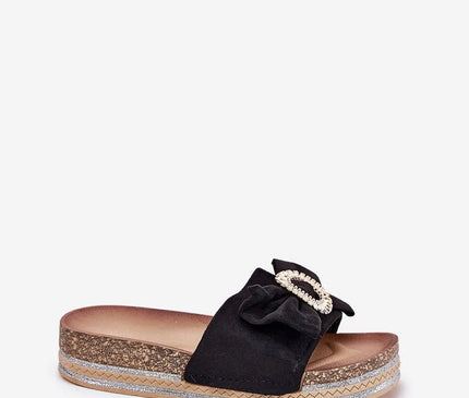 Sandales noires élégantes et confortables avec semelle en liège et détails raffinés, style bohème inspiré du Brésil avec un nœud en tissu et une boucle décorative idéale pour une tenue estivale chic.