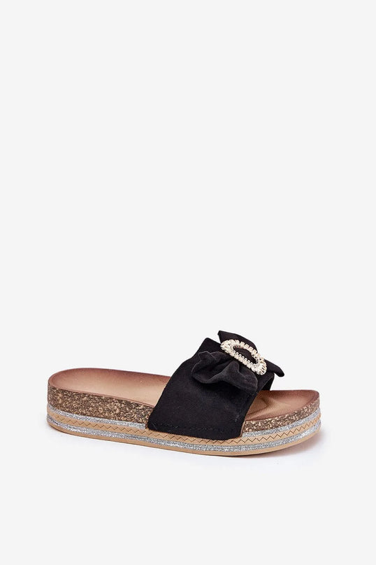 Sandales noires élégantes et confortables avec semelle en liège et détails raffinés, style bohème inspiré du Brésil avec un nœud en tissu et une boucle décorative idéale pour une tenue estivale chic.