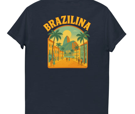 T-shirt au design inspiré des paysages tropicaux emblématiques du Brésil avec l'inscription 'Brazilina', illustrant des palmiers, un coucher de soleil et une vue sur des rues colorées menant au Pain de Sucre. Idéal pour refléter l'énergie joyeuse et l'esprit décontracté de la culture brésilienne.