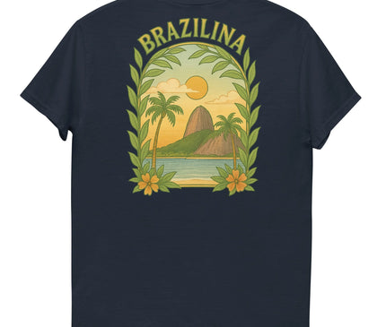 T-shirt bleu marine avec un design inspiré du Brésil mettant en avant des palmiers, un coucher de soleil, une montagne iconique et des feuilles tropicales. Le mot 'Brazílina' est inscrit en haut, évoquant l'énergie vibrante de la nature tropicale et des plages brésiliennes. Idéal pour refléter la culture et l'esprit joyeux du Brésil.
