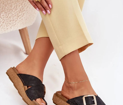 Sabots pour femmes INBLU en cuir écologique noir, avec une boucle réglable pour un ajustement parfait. Montés sur une semelle plateforme de 3,5 cm en polyuréthane léger et élastique, dotés d'une semelle intérieure anatomique en cuir naturel suédé pour un confort optimal. Accessoire élégant et confortable, idéal pour un style décontracté.