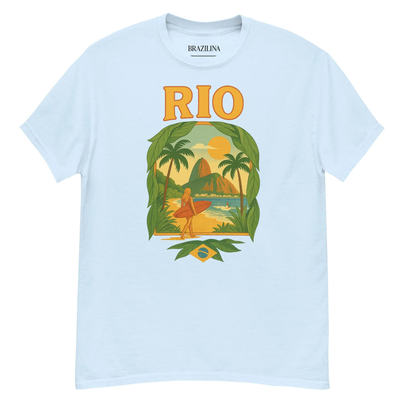 T-shirt blanc avec un design inspiré de Rio de Janeiro, mettant en avant un coucher de soleil, le Pain de Sucre, des palmiers et un surfeur, évoquant l'énergie tropicale et festive de la culture brésilienne. Parfait pour un style décontracté et vibrant.