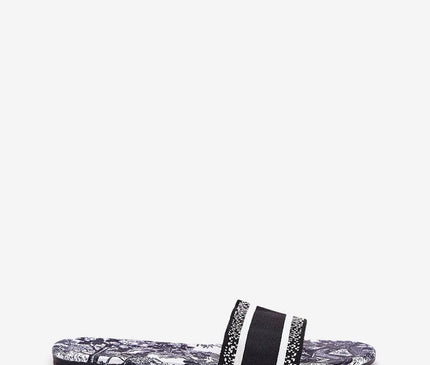 Sandales plates modernes et confortables inspirées du style de vie brésilien, avec une semelle à motifs exubérants évoquant l'ambiance tropicale. Dotées d'une bride noire ornée de rayures blanches et de détails sophistiqués, parfaites pour une journée en bord de mer ou une promenade en ville.