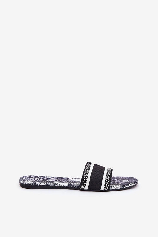Sandales plates modernes et confortables inspirées du style de vie brésilien, avec une semelle à motifs exubérants évoquant l'ambiance tropicale. Dotées d'une bride noire ornée de rayures blanches et de détails sophistiqués, parfaites pour une journée en bord de mer ou une promenade en ville.