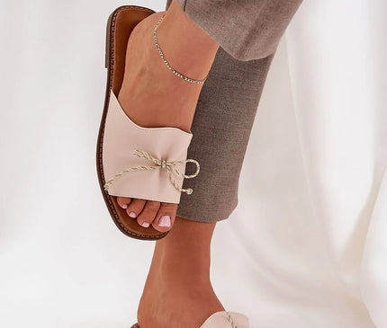 Sandales élégantes inspirées du Brésil, design minimaliste avec cordon noué, couleur beige, confortable et sophistiquée, parfaites pour un style décontracté et tropical.