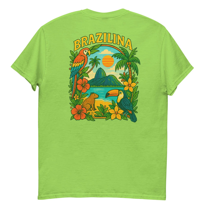T-shirt vert avec un design inspiré du Brésil, montrant des illustrations tropicales comprenant un toucan, un perroquet, un capybara, des palmiers, des fleurs exotiques et un paysage avec montagnes et soleil, reflétant l'énergie et la biodiversité brésiliennes.