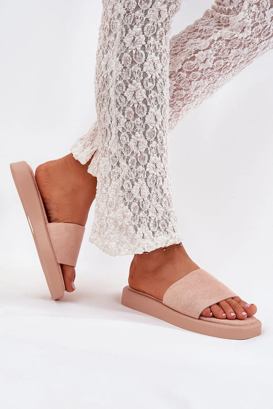 Claquettes classiques pour femmes en suédine écologique rose pâle avec plateforme de 2,5 cm, portées avec un pantalon en dentelle blanche. Alliant confort et style, elles s'accordent parfaitement avec des tenues décontractées comme des robes, jupes ou pantalons.