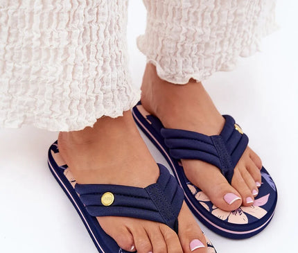 Sandales bleues inspirées de la culture brésilienne avec motif floral rose et violet, sur une semelle légère et confortable. Parfaites pour un style décontracté et vibrant, en hommage à l'esprit ensoleillé des plages du Brésil.