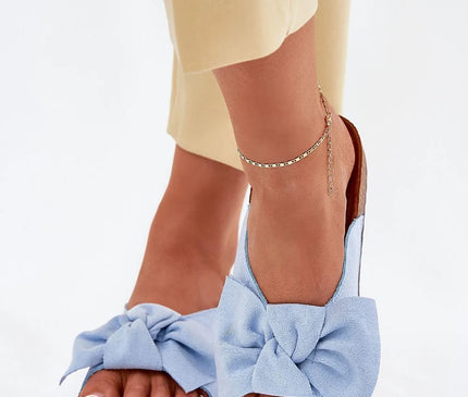 Sandales décontractées et élégantes d'inspiration brésilienne avec un nœud bleu, semelle en liège confortable et design moderne, parfaites pour la plage et les promenades urbaines.