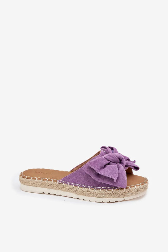 Sandales violettes avec un nœud en tissu inspirées de l'artisanat brésilien, dotées d'une semelle tressée évoquant les espadrilles traditionnelles typiques des plages et marchés du Brésil. Idéales pour un style tropical et estival alliant confort et élégance.