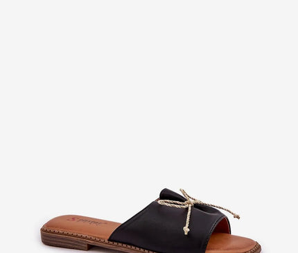 Sandales plates pour femmes en simili cuir noir avec un nœud décoratif à l'avant, talon plat de 1 cm, semelle intérieure confortable en cuir artificiel, idéales pour les tenues estivales décontractées.